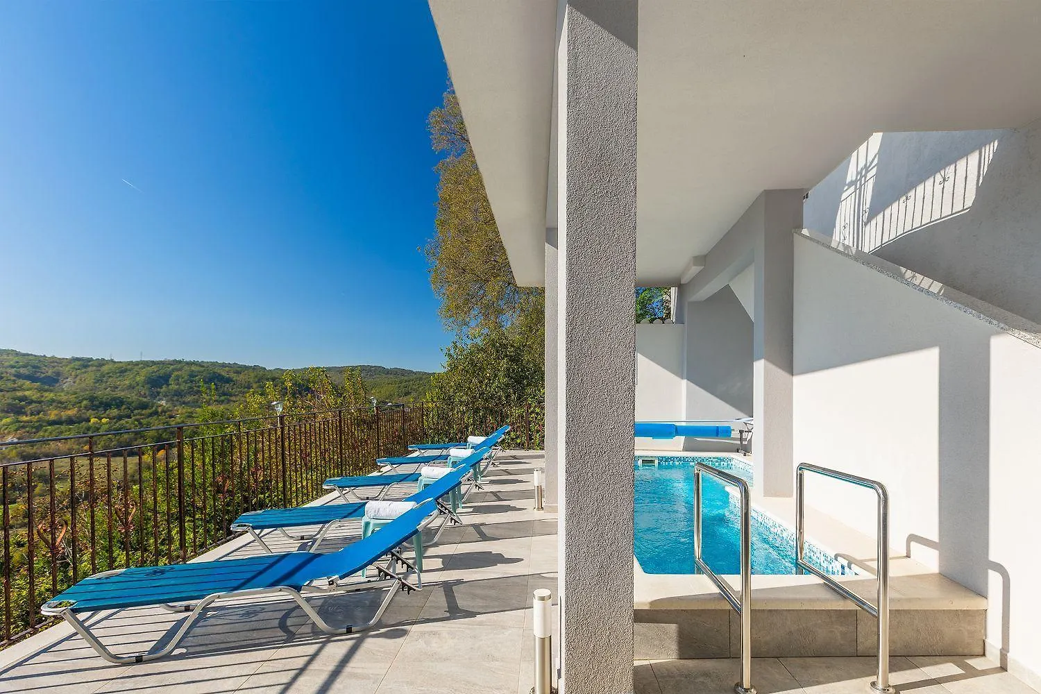Mediterranes Apartment Mit Panoramablick, Pool, Privatparkplatz, Grill Pazin